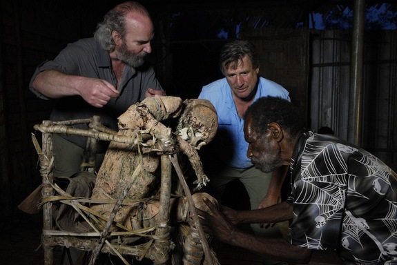 znanstvenici s mumijom