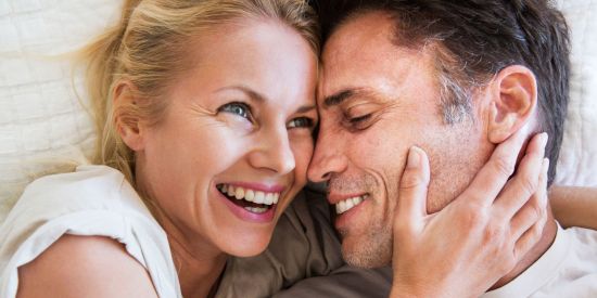 landscape-1445640086-1440492528-coupleinbed